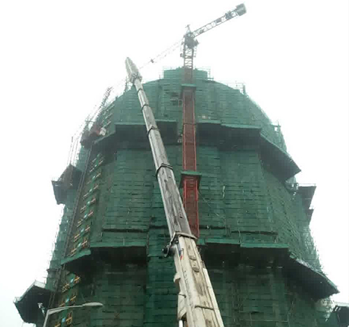 五华吊车在工地上作业